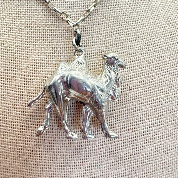 VTG Silver Tone Three Dimensional Camel Pendant Necklace Size 22.5" Length - Picture 4 of 10